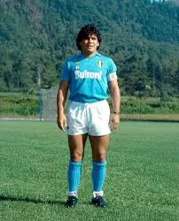 Maradona in posa con la maglia del Napoli