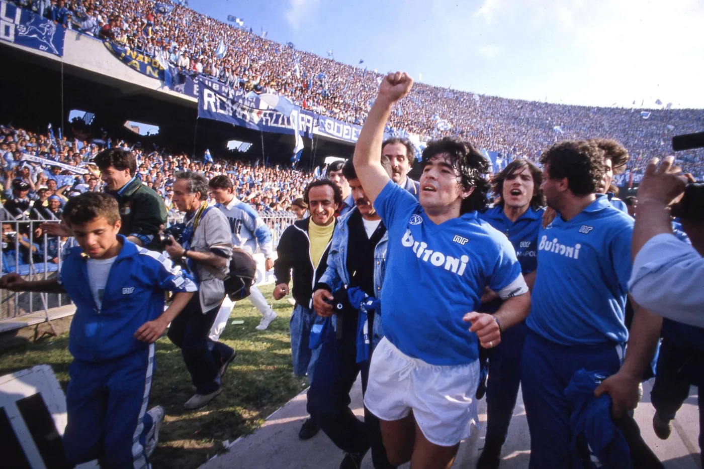 Maradona acclamato dai tifosi al San Paolo
