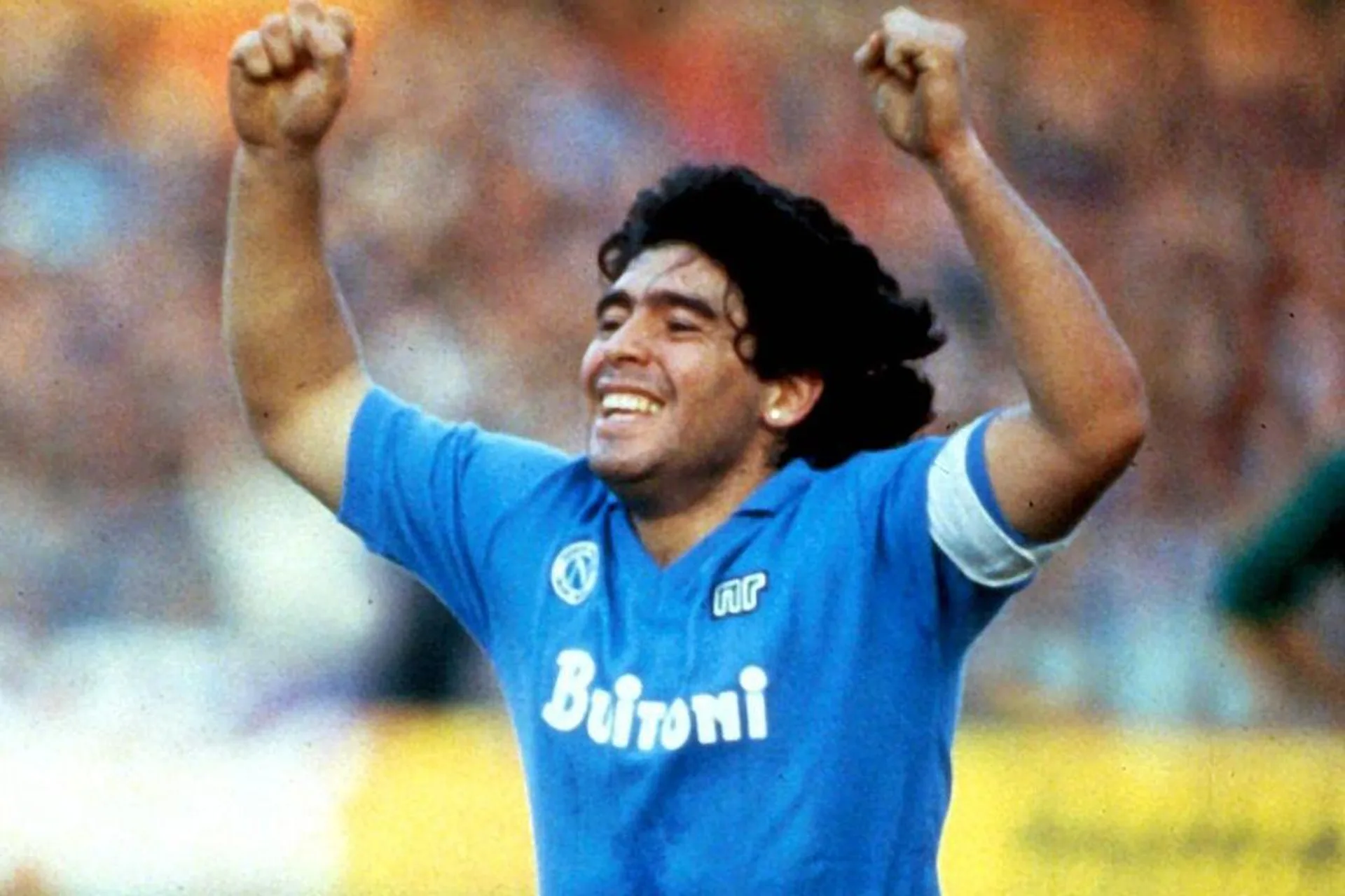 Diego Armando Maradona in maglia azzurra del Napoli